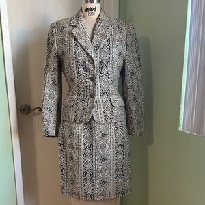 Elegant Patterned Women's Jacket and Skirt Set